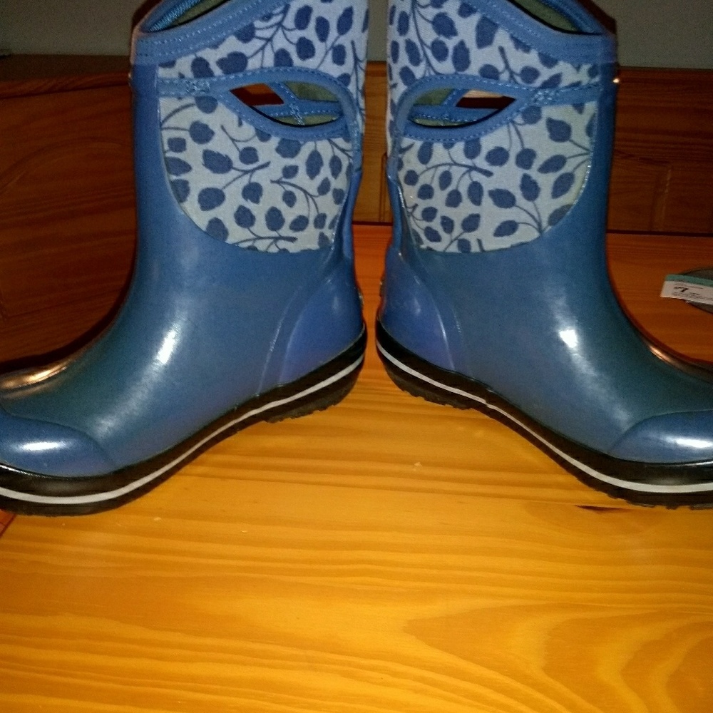 Bogs boots women's US 7. Very good shape.
